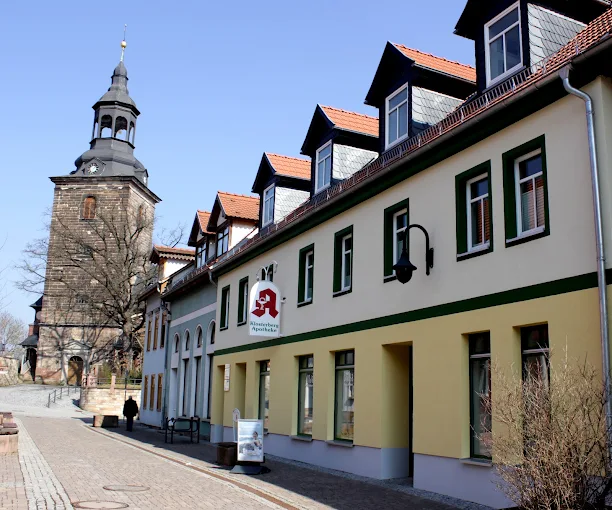 Klosterberg-Apotheke Bad Berka, Kirchstraße, Außenansicht mit Kirche